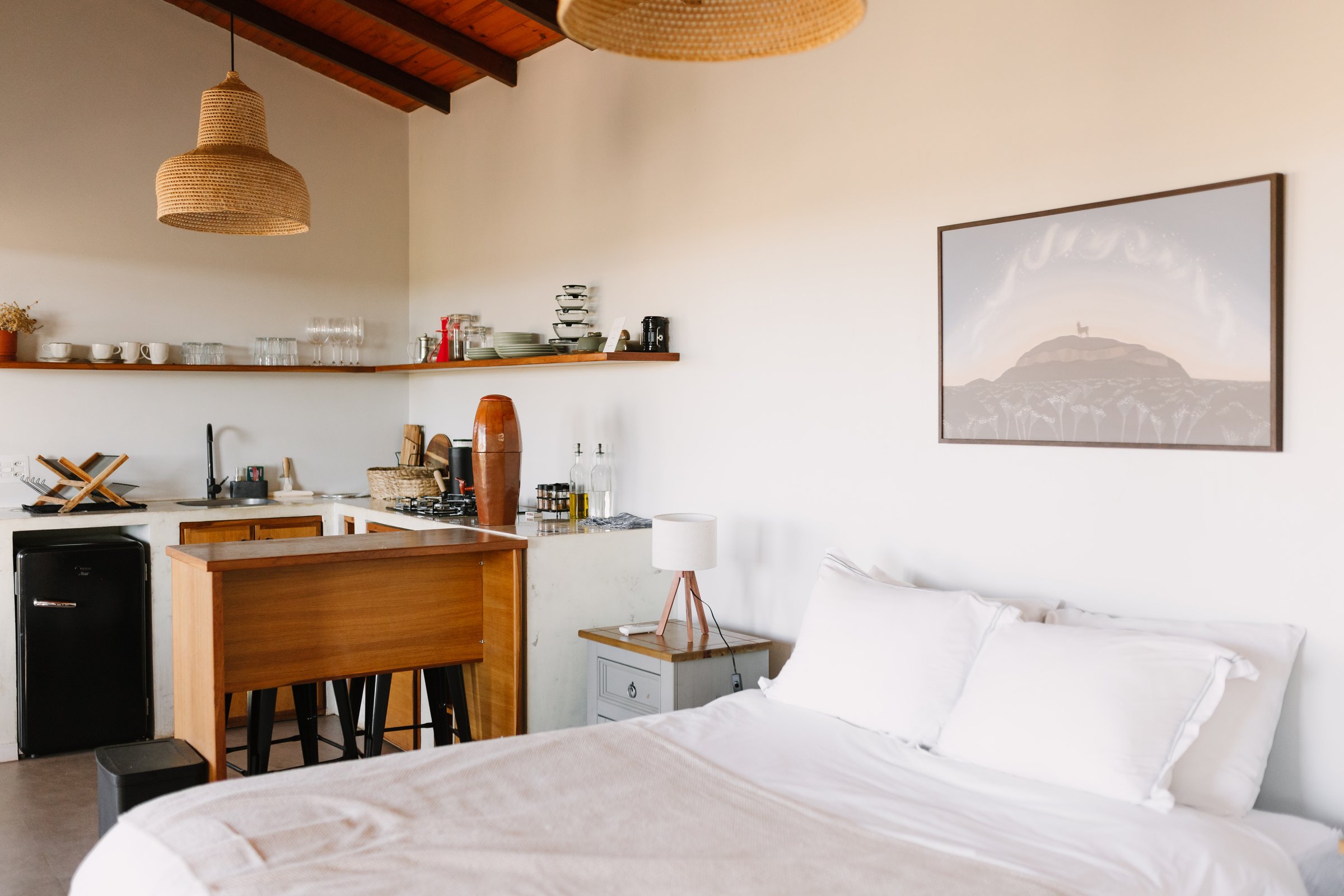 Quarto e sala integrados, com cama queen